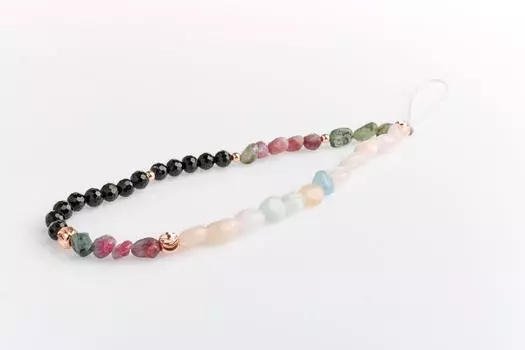 Ремешок для телефона из натурального камня турмалин, кианит, гелидор