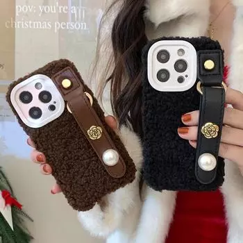 Ремешок на запястье с цветочным жемчугом, теплая меховая задняя крышка для iPhone 15, 14, 13, 12, 11 Pro Max, защита объектива, одноцветные плюшевые чехлы для телефонов, новинка iPhone 15 Pro Max