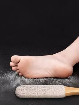 Remove dead skin from all sides, rub the foot board with calluses, polish the heel, and use a foot trimmer knife чёрный