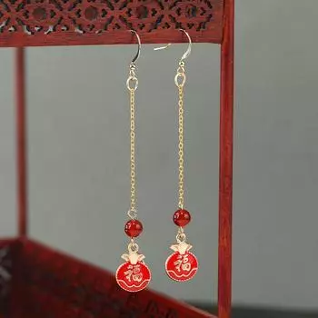 Retro and trendy Chinese style red earrings, earrings, femininity, long style showing face, thin fringed earrings, ethnic style earrings.