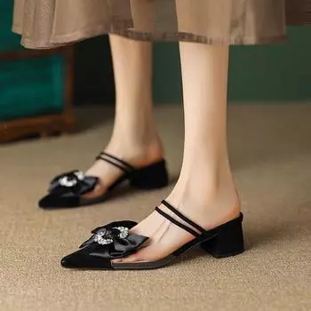 Ретро бант заостренный головной убор сандалии мешок голова женские толстый каблук новинка 2025 весна две тапочки женская летняя одежда средний каблук 35