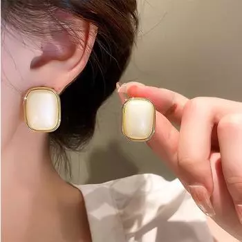 Ретро-чувство, передовой дизайн, квадратный темперамент, простые серьги-гвоздики Love, экологически чистые