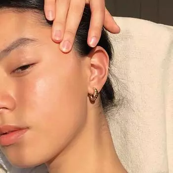 Retro earrings women s cold wind fashion temperament simple stud earrings small and exquisite