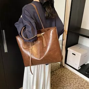 Retro large-capacity bag women s 2024 autumn and winter new shoulder bag fashionable foreign style commuter tote bag