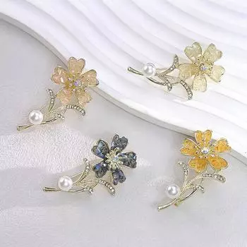 Ретро легкая роскошная брошь в виде цветка циркония женская маленькая ароматная стильная изысканная брошь для пальто костюм модная анти-световая булавка