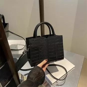 Ретро легкая роскошная модная красивая маленькая квадратная сумка 2024 года, новая простая иностранная стильная красивая сумка-мессенджер на одно плечо чёрный