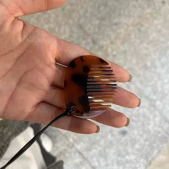 Ретро леопардовый принт гребень зеркало кулон ожерелье для женщин девочек ниша личность универсальный черный веревка длинный свитер цепочка подарки