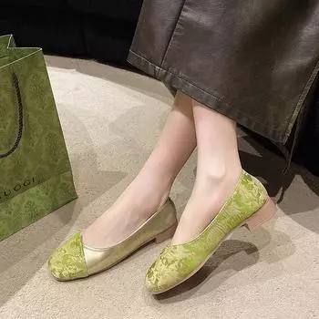 Ретро новые туфли в китайском стиле на толстом каблуке 2024 новые легкие туфли в тон, подходящие по цвету, для бабушки, на среднем каблуке, педаль 35