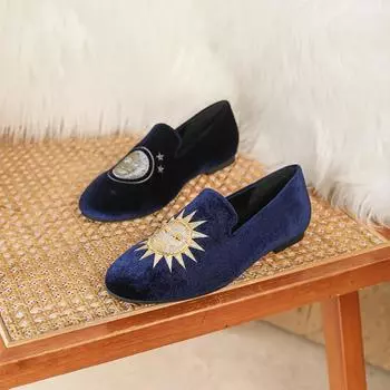 Ретро-обувь Женские туфли на плоской подошве с изысканной вышивкой Бархатные мокасины для женщин Женская обувь Маленький каблук 35