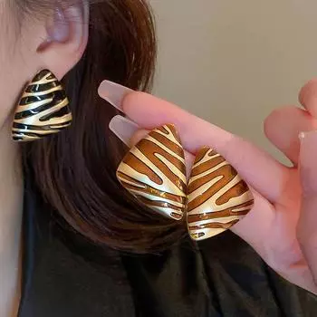 Ретро-серьги в виде треугольников с нерегулярными полосками