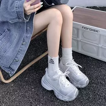 Ретро серебристый Париж демонстрирует ноги на маленькой платформе, папины туфли, женские летние легкие кроссовки 2025 года, увеличивающие рост 35 серебряный серый