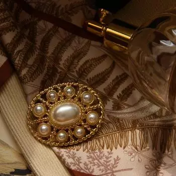 Ретро стиль суда золотая ажурная инкрустированная искусственным жемчугом брошь простая и элегантная темпераментная булавка брошь