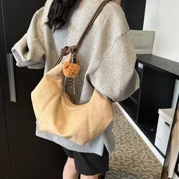 Ретро замшевая сумка большого объема женская осень 2024 новая простая сумка через плечо круассан including pendant коричневый