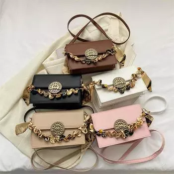 Ретро темперамент 2024 года, персонализированная однотонная сумка с текстурой, модная толстая цепочка, портативная иностранная сумка на одно плечо с косым пролетом, маленькая квадратная сумка чёрный