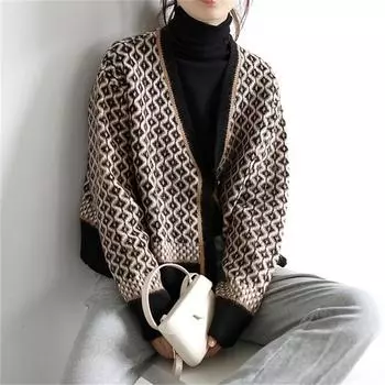 Ретро темперамент контрастный цвет вязаный кардиган женский 2024 осень и зима V-образный вырез ромб свободное пальто свитер женский оптом one size fits all чёрный