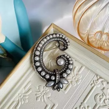 Ретро Xiaoxiangfeng Буква G Брошь Персонализированные аксессуары Женская одежда Универсальная булавка Анти-свет Корсаж