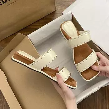 Ретро заклепки одно слово с маленьким каблуком-рюмочкой шлепанцы женские летние для ношения на море для отпуска повседневные пляжные сандалии 35