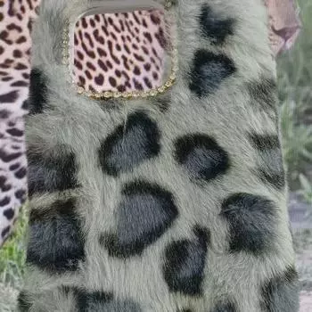 Чехол для мобильного телефона с плюшевым леопардовым принтом в виде кролика Рекса и уникальным дизайном в стиле пэчворк из ткани. Липкий и устойчивый к разрывам, что обеспечивает дополнительную долговечность. iPhone 15 Plus белый