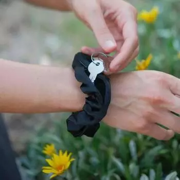 Резинка для волос, скрытый карман, держатель для пучков, веревка для волос, вьющиеся волосы, портативная мини-сумка светло-розовый