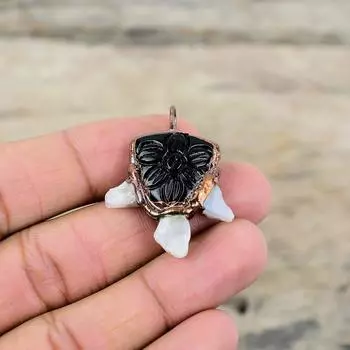 Резной черный оникс с радужным лунным камнем, грубый кулон, медный кулон, изготовленный гальваническим методом, драгоценный камень, ювелирные изделия, изготовленные гальваническим способом, кулон ручной работы для подарка