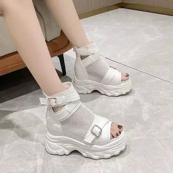 Римские сандалии женские летние новые стильные с пряжкой на ремне скошенный каблук толстая подошва внутренняя увеличивающая рост дырка полая сетка дышащие папины крутые ботинки 34 белый