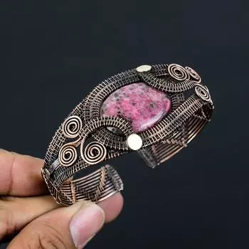 Родонит Драгоценный камень Чистая медная проволока Обернутая вручную манжета/браслет Ювелирные изделия Adjustable розовый