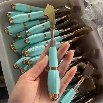 Рога щекочут, тянутся и щекочут