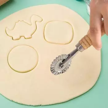 Роликовая форма для нарезки пасты. Формовка одним щелчком. Лезвие из нержавеющей стали. Эргономичная ручка. Легко чистить.