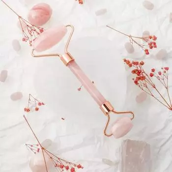 Роликовый массажер с розовым кварцевым камнем