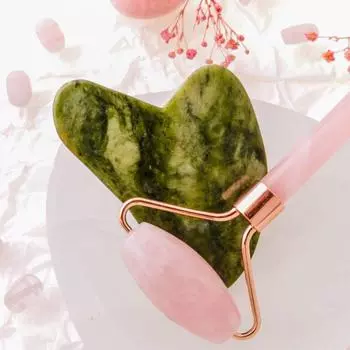 Роллер из розового кварца и набор для гуаша с нефритовым сердцем