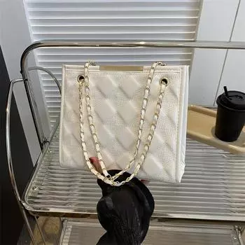 Ромбовидная атмосферная сумка для поездок на работу, модная корейская версия, однотонная сумка на плечо с цепочкой 2024 года, новая сумка-тоут с углублением белый