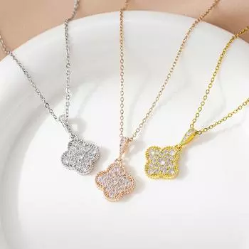 Роскошное ожерелье с микро-инкрустацией бриллиантами в виде цветка, позолоченной титановой сталью и подвеской в виде трансферной бусины - универсальный женский аксессуар серебряный