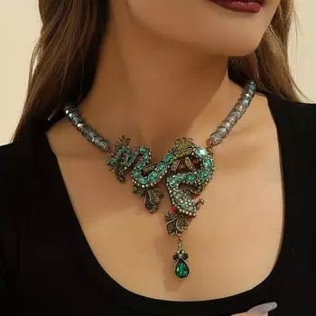 Роскошное ожерелье с подвеской в виде змеи в китайском стиле с водопадными кристаллами и бусинами из акриловой смолы, идеально подходит для вечеринок, гала-ужинов и праздничных мероприятий зелёный