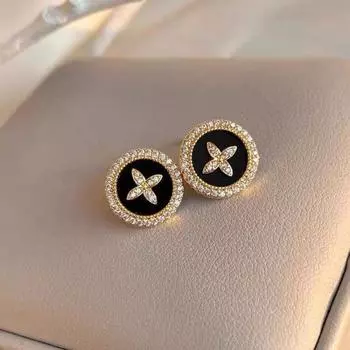 Бренд Mihmily – роскошные черные серьги-крестики, излучающие высококлассный шарм. чёрный