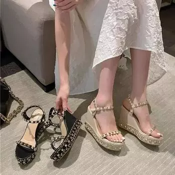 Роскошные дизайнерские женские босоножки на высоком каблуке с заклепками на танкетке, римские пляжные туфли на платформе с открытым носком и круглой головкой, сандалии с пряжкой и ремешком 35