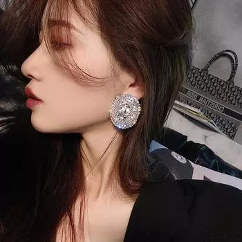 Роскошные и сверкающие овальные серьги и серьги с драгоценными камнями в Европе и Америке. Модные и преувеличенные модные серьги главной улицы.