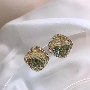 Роскошные квадратные серьги-гвоздики с бриллиантовой огранкой – шикарные и модные женские украшения жёлтый