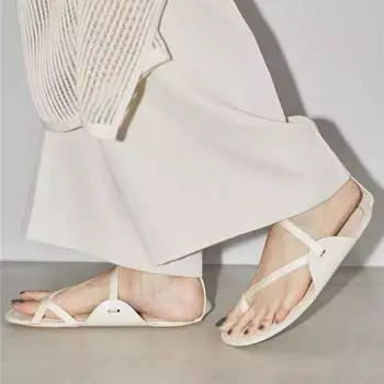 Роскошные новые сандалии 2024 года, женские летние повседневные пляжные туфли на плоской подошве, универсальная верхняя одежда для путешествий, повседневная обувь 35 чёрный