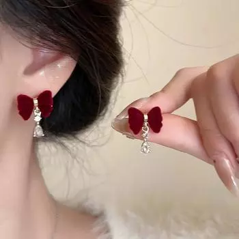 Роскошные серьги с кисточками и бантом, изысканный дизайн и ощущение высокого класса красный