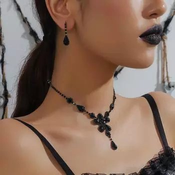 Роскошный комплект из ожерелья и серег со сверкающими кристаллами, а также подвеска-колье Dark Wind для подиумного выступления.