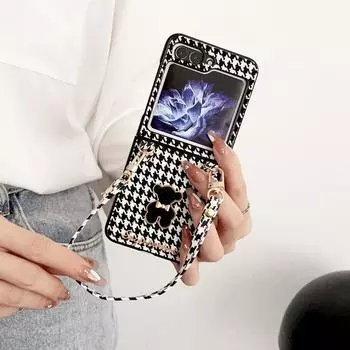 Роскошный кожаный чехол-браслет в клетку для Samsung Galaxy Z Flip 5 Z Flip 4 3, противоударная задняя крышка с милым медведем, цветком камелии и жемчугом Samsung Z flip 5 белый