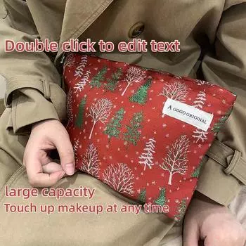 Рождественская косметичка добавит вашему макияжу нотку радости. Он небольшой и портативный, что позволяет легко поправить макияж в любое время. красный