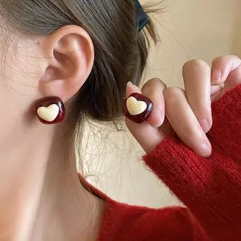 Рождественские красные серьги Love для женской ниши. Простые и изысканные универсальные и персонализированные серьги.