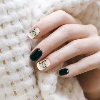 Рождественские накладные ногти с рисунком в виде рождественской елки. Полное покрытие накладных ногтей. Короткие квадратные искусственные ногти.