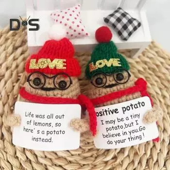 Рождественские вязаные крючком позитивные очки Картофель с вдохновляющей открыткой Эмоциональная поддержка Ручная вязаная рождественская шапка Картофельная кукла Украшение Орнамент красный