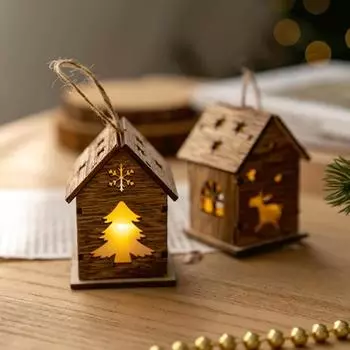 Рождественский деревянный подвесной домик с теплыми огнями, изысканное украшение каюты для романтической праздничной атмосферы A