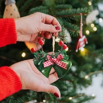 Рождественский подвесной колокольчик с сосновыми иглами, бантом, ягодами, железо, многоразовое праздничное украшение, украшение для рождественской елки, подвеска, вечеринка золотистый
