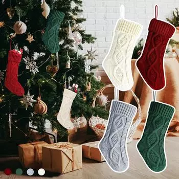 Рождественский праздник вязаный чулок висит крючком запас дерево орнамент декор белый