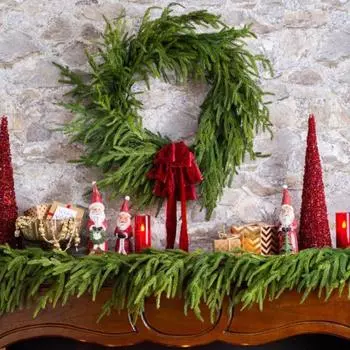 Рождественский венок из искусственной сосны. Зеленый венок из искусственной сосны с бантом-колокольчиком. B