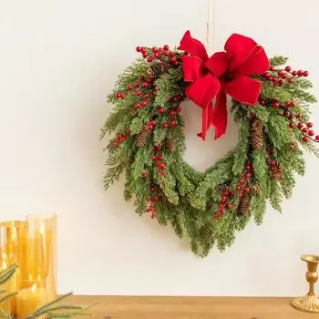 Рождественский венок из искусственных сосновых иголок с красными ягодами и шишками спереди